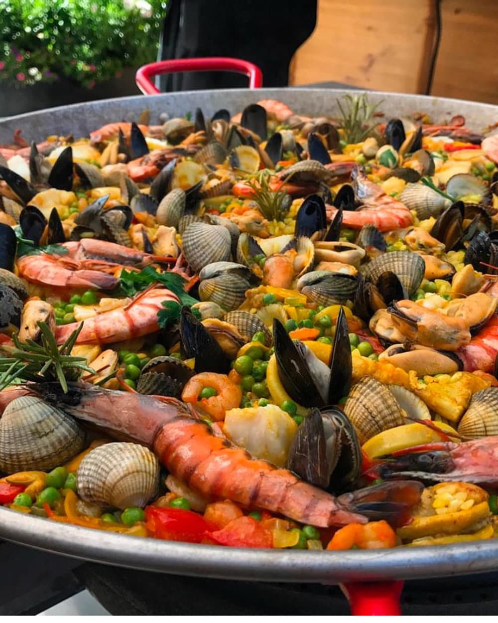Vers bereide paella met mosselen, garnalen en kokkels